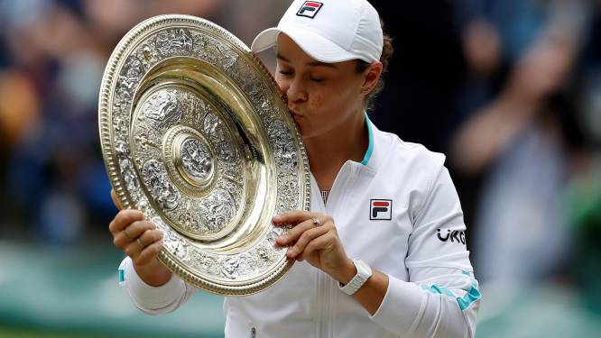 Ashleigh Barty kroont zich tot winnares van Wimbledon na zege in drie sets tegen Pliskova
