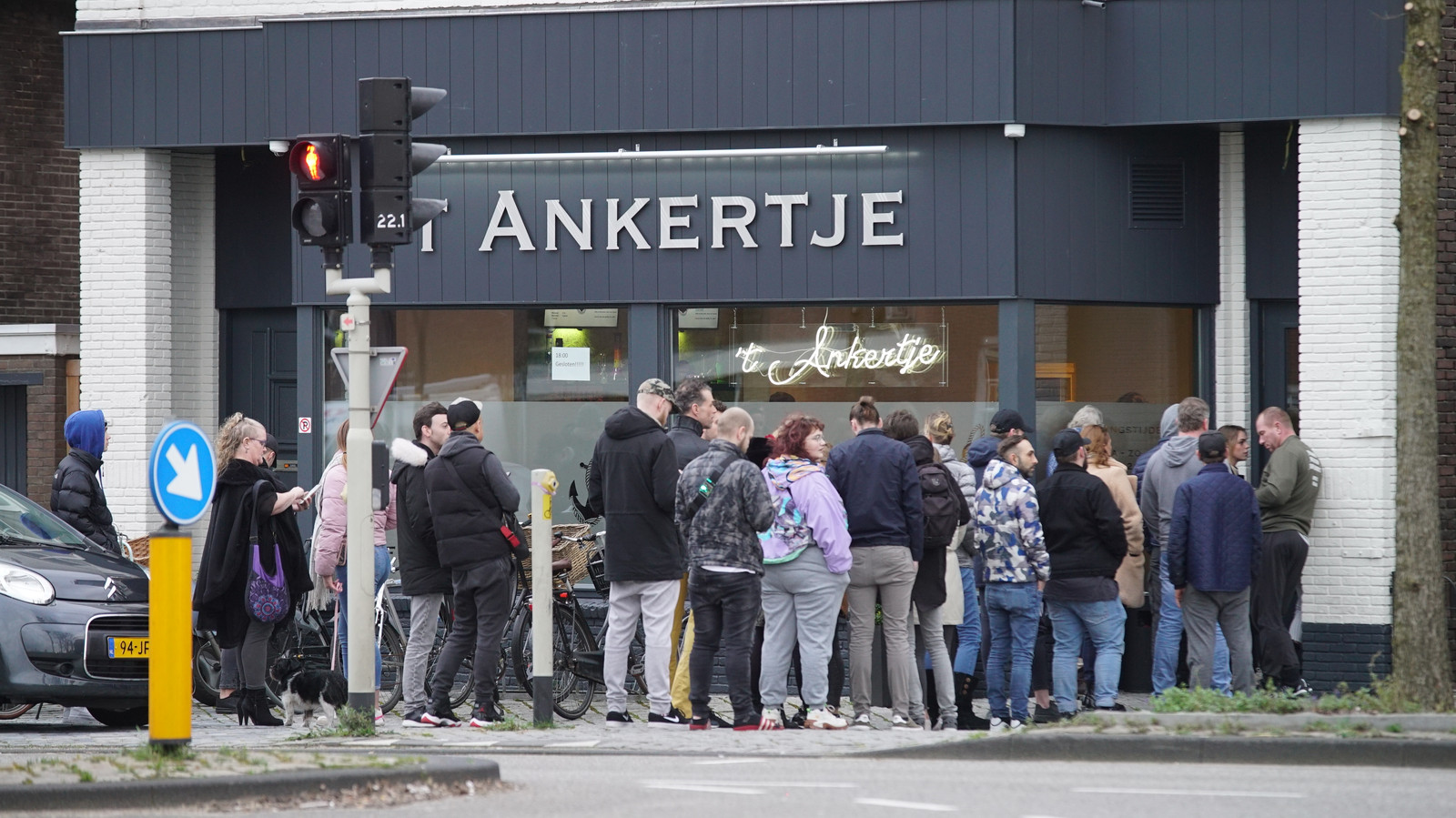 enorme rijen voor coffeeshops in de regio vanwege corona sluiting ik ging al met een lach die kant op foto ad nl