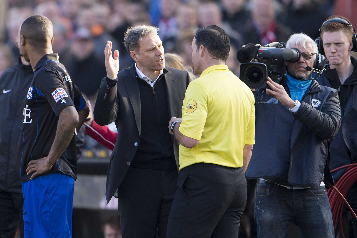 Van Basten is kwaad op scheidsrechter Pieter Vink tijdens een wedstrijd van SC Heerenveen. Beeld ANP Pro Shots