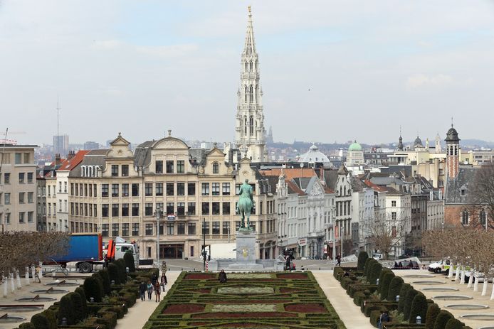 Om de burger meer inspraak te geven komen er "burgerraden" (per loting) en gemengde commissies in Brussel.