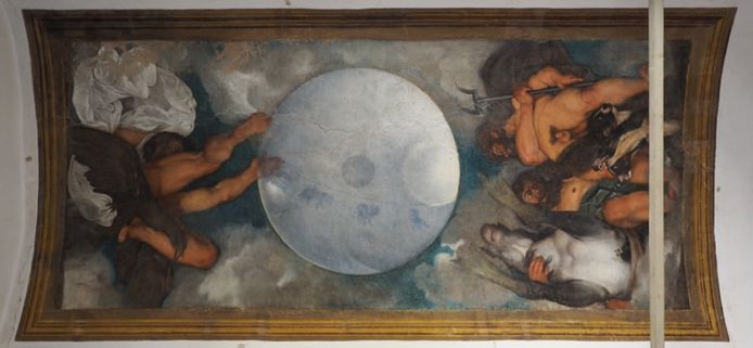 All'interno è tutto diverso, con il dipinto murale di Caravaggio...