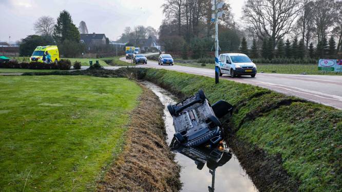 Auto eindigt op de kop in de sloot na aanrijding bij Heerde: geen gewonden