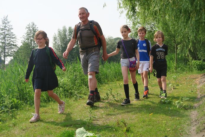 Opa Hans Doremalen loopt samen met zijn kleinkinderen de 10 kilometer tijdens de avondvierdaagse in Berlicum. Vlnr Pien, Fanne, Jelle en Steef.