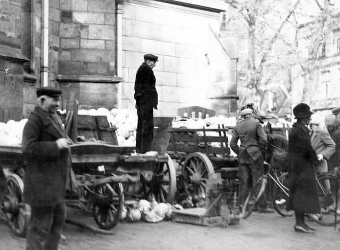 Oude Markt op marktdag met Oldenzaalse boeren met kool.