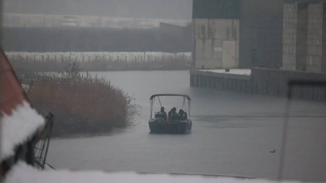 Zoektocht naar scheepswerker in Waspiks kanaal na vinden gereedschap, politie zet boot met sonar in