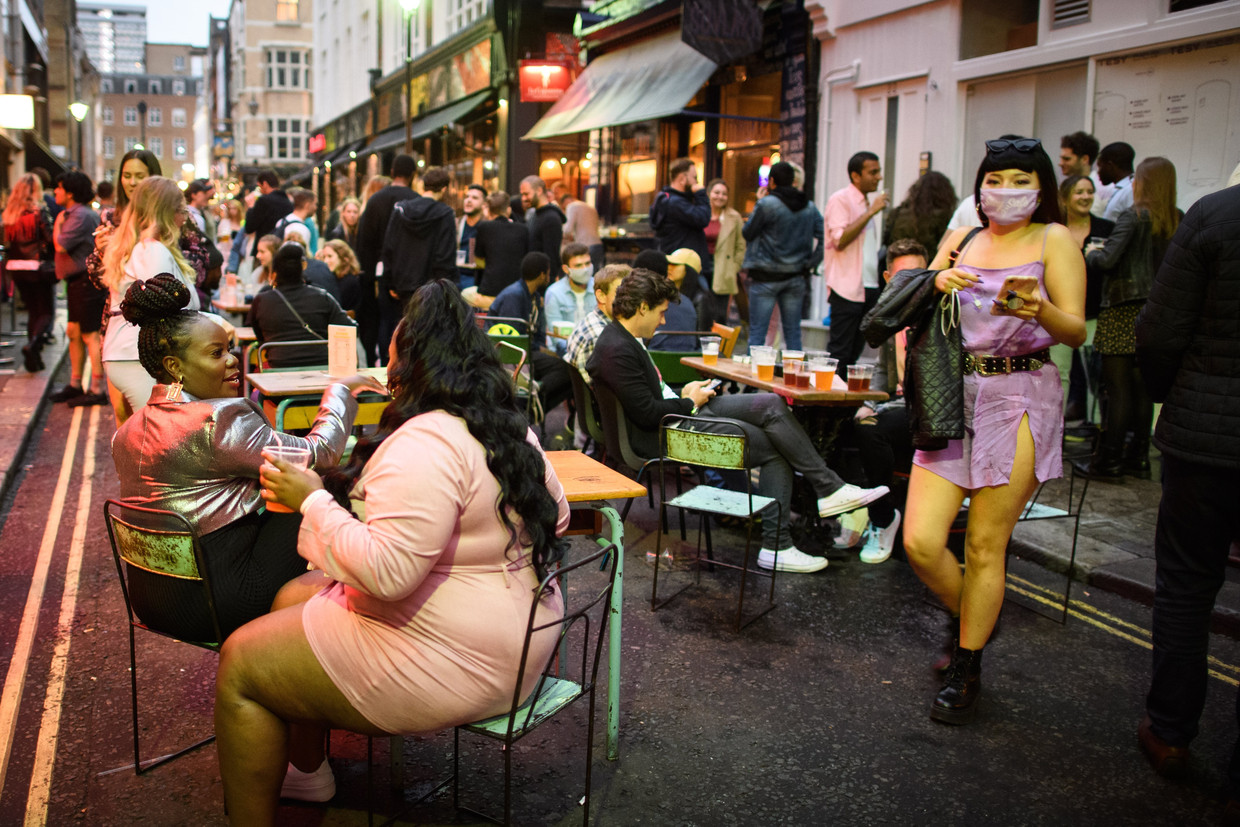 De terrassen in de Londense wijk Soho lopen aardig vol. Beeld Photo News