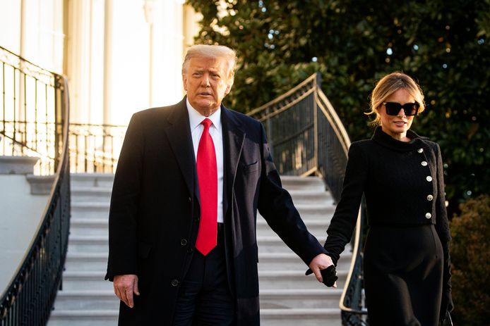 De Amerikaanse president Trump en zijn vrouw Melania verlaten het Witte Huis.