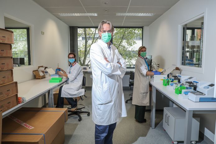 Professor Herman Goossens (UZA), labomanager Caroline De Vocht (rechts) en hoofd-laborant Jasmine Coppens (links) aan de slag in het Antwerpse ‘superlabo’ in opbouw.