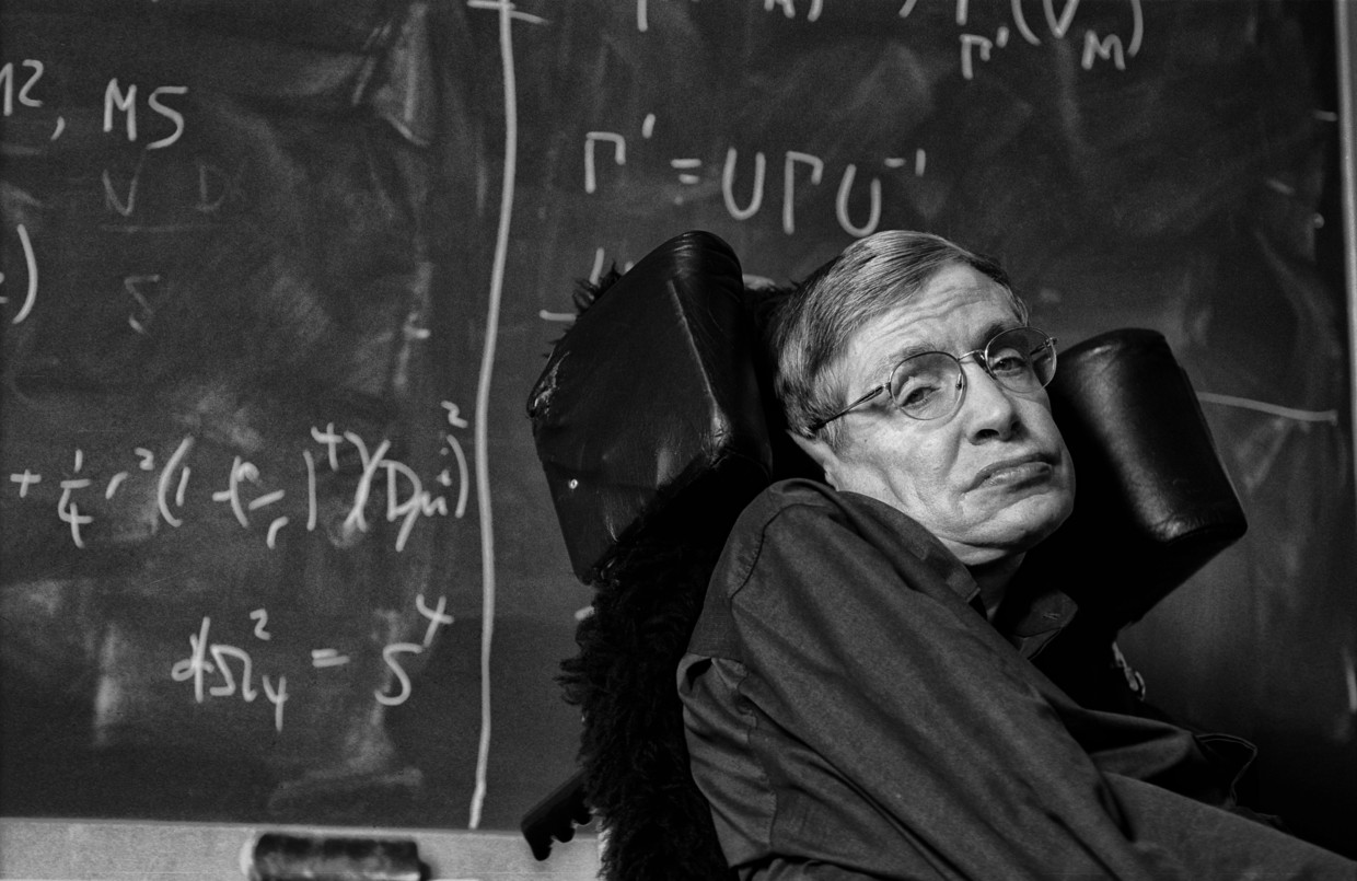 24 juli 2001. Stephen Hawking in zijn kantoor aan de universiteit van Cambridge. Beeld Hollandse Hoogte / Laif
