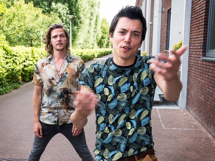 Comedians Andries Tunru (rechts) en Ruud Smulders treden iedere maandagochtend virtueel op voor Theater Diligentia om de week positief te beginnen.