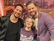 Kim is ‘ster van de avond’ bij Op zoek naar: idool Jim maakt van haar een echte Sandy uit Grease