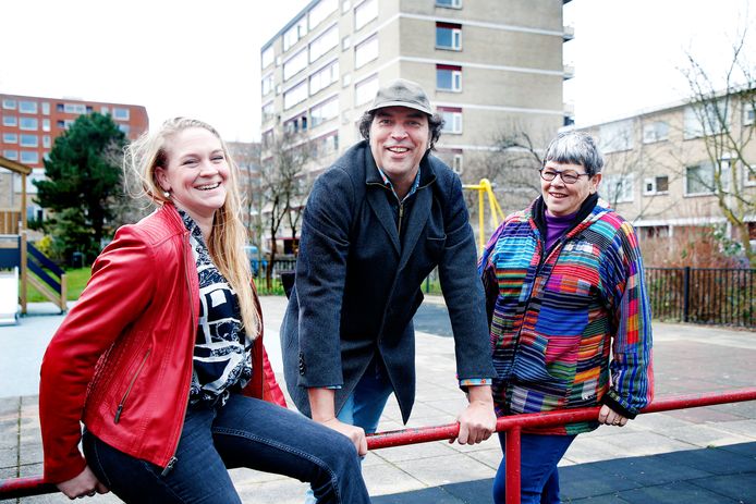 Leuke Buren Danny van der Meulen, Marjolein de Kruijf en moeder Bep op het De Vooysplantsoen.
