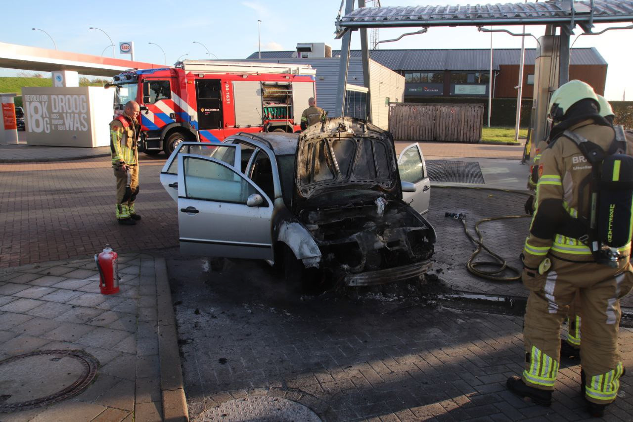 Man ziet na tankbeurt in Zwolle vlammen onder auto vandaan komen