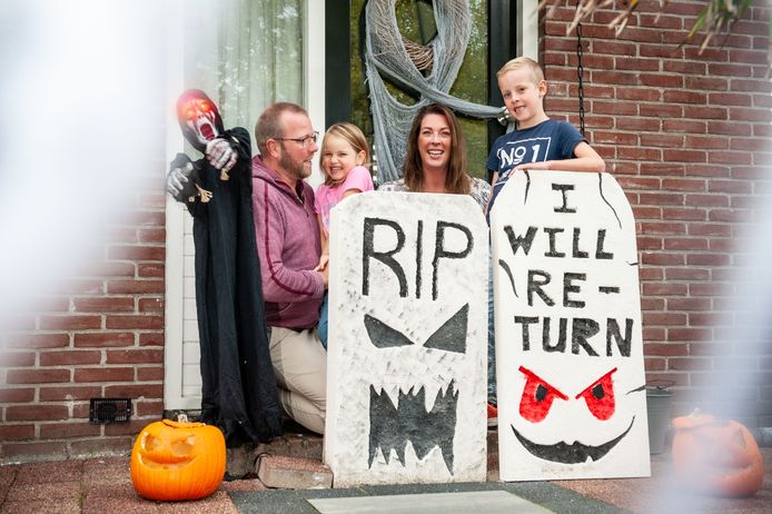 kleding paradijs Drijvende kracht Dit gezin in Gouda jaagt buurt stuipen op het lijf met Halloween-versiering:  'Gek op horrorfilms' | Gouda | AD.nl