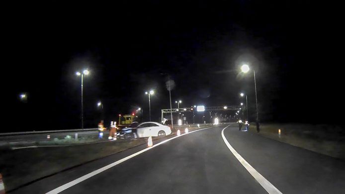 Een bestuurder van een witte auto sloeg rond middernacht op de vlucht nadat hij met zijn auto op een lantaarnpaal botste langs de snelweg bij Beekbergen.