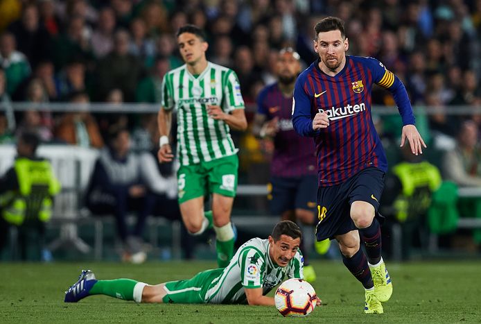 Lionel Messi geeft Andrés Guardado het nakijken.