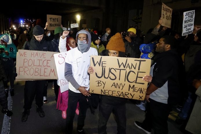 Protesten in de Amerikaanse stad Memphis nadat beelden van de arrestatie van Nichols werden verspreid. (27/01/23)