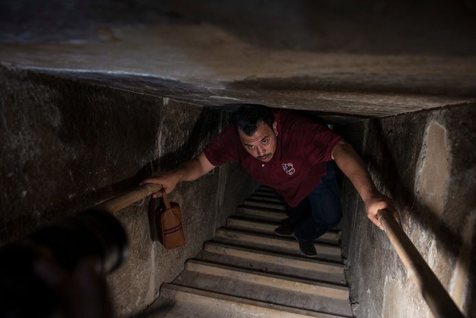 Niet voor mensen die lijden aan claustrofobie, de 79 meter lang smalle gang naar de grafkamers in de piramide.