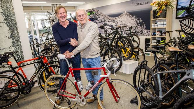 Jan Janssen overhandigt in Numansdorpse fietswinkel hetzelfde type racefiets waarop hij ooit de Tour won