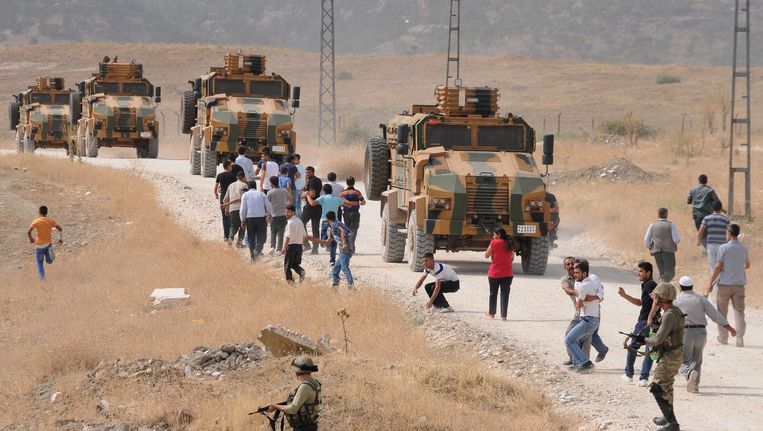 Het Turkse leger en Koerdische demonstranten in de Diyarbakir regio. Beeld epa