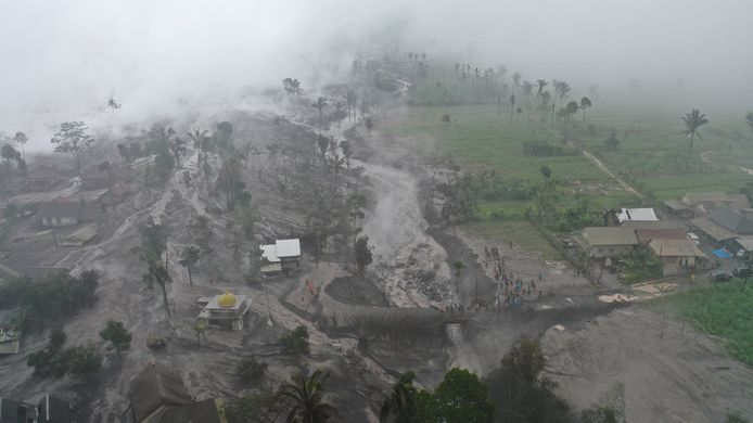 De situatie na de eruptie van de vulkaan Semeru in een dorp in Lumajang, Oost-Java.