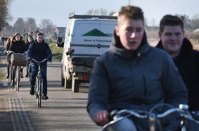 Parallelweg Opheusden: ‘Ze halen soms in waar het niet kan’