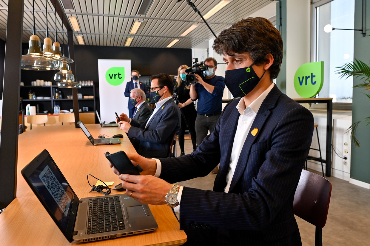V.l.n.r.: VRT-bestuursvoorzitter Luc Van den Brande, VRT-CEO Frederik Delaplace en de Vlaamse mediaminister Benjamin Dalle (CD&V) tekenen de beheersovereenkomst. Beeld BELGA