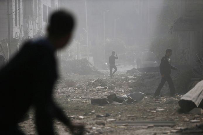 Men walk on the rubble of damaged buildings at a site hit by what activists said were air strikes by forces of Syria's President Bashar al-Assad in the Duma neighbourhood of Damascus October 20, 2014. REUTERS/Bassam Khabieh (SYRIA - Tags: POLITICS CIVIL UNREST CONFLICT TPX IMAGES OF THE DAY)