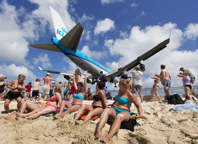 De internationale luchthaven Princess Juliana op Sint-Maarten is gekend voor de landingsbaan net achter het strand.