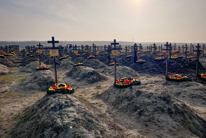 Een begraafplaats met graven van Wagnerkrijgers.