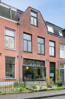 Om de hoek van de Koppelpoort wonen? Dit huis in de Schimmelpenninckstraat staat te koop