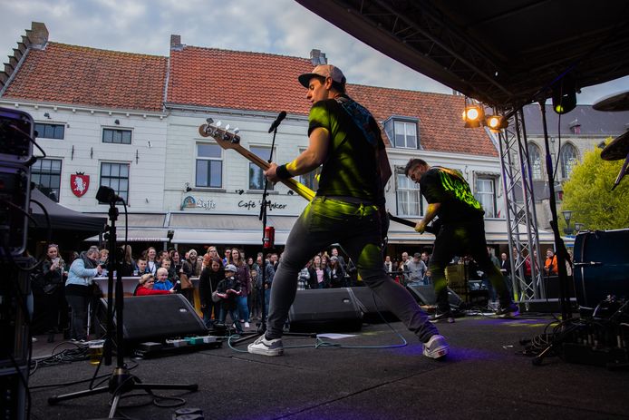 Hendheving punkrockt het publiek de vouwen uit de broek tijdens hun set op de Vestrock Rally