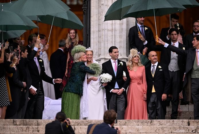 Een zichtbaar trotse prinses Astrid omhelst haar dochter.