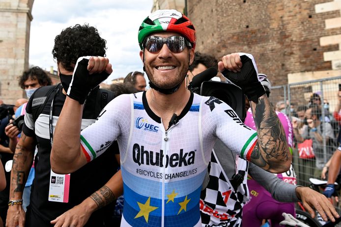 Giacomo Nizzolo viert vlak na de finish zijn overwinning.