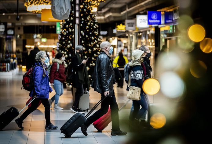 Des voyageurs marchent à l'aéroport de Schiphol, le 30 novembre 2021. Les autorités sanitaires néerlandaises ont déclaré le 30 novembre que le nouveau variant Omicron était déjà présent aux Pays-Bas une semaine avant l'apparition d'un groupe de cas sur deux vols en provenance d'Afrique du Sud.