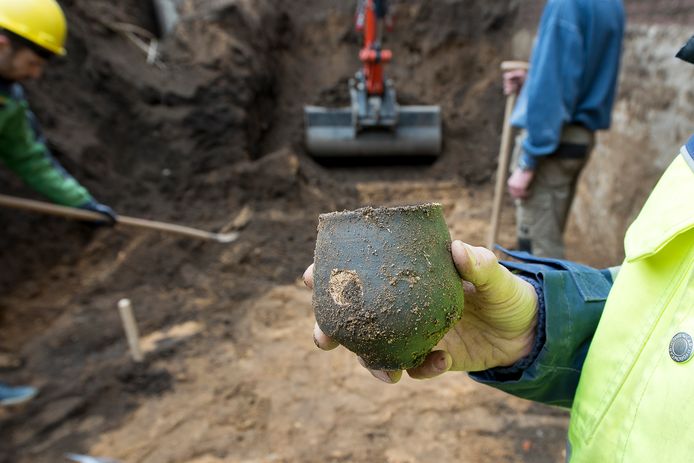 Een drinkbeker voor wijn uit de tweede eeuw opgegraven aan de Krayenhofflaan in 2017.