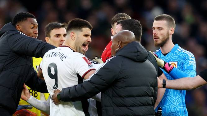 Ten Hag ontsnapt met Manchester United in FA Cup na drie rode kaarten voor Fulham in een minuut