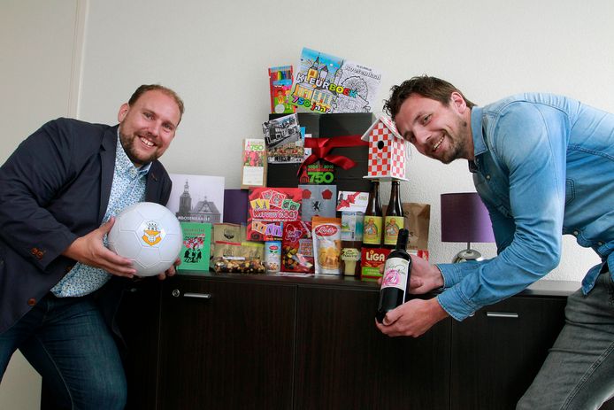 Robert Breedveld (links) en Pieter Dekker hebben vanwege het 750-jarige jubileum van Roosendaal een uitgebreid cadeaupakket samengesteld. Foto : Gerard van Offeren/Pix4Profs