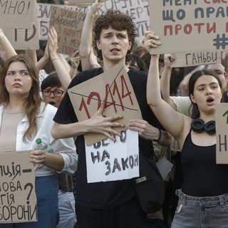 Oekraïne staat nog steeds achter Zelensky, maar van de democratie moet hij afblijven