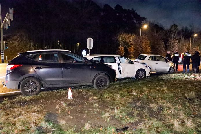 Drie auto's zijn tegen elkaar gebotst op de kruising van de Apeldoornseweg met de A12 in Arnhem.