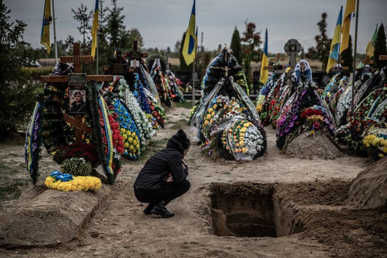 Een begrafenis in Boetsja, aan de rand van Kiev. Een vrouw rouwt om haar verloofde die sneuvelde tijdens gevechten nabij Bachmoet. Beeld NYT