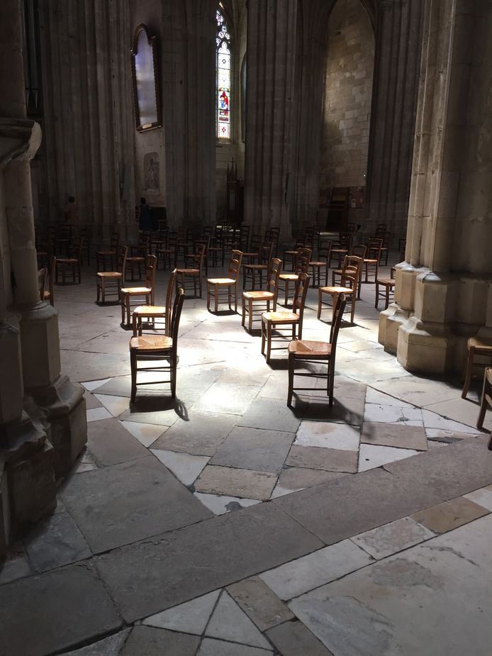 CORONAKERK
In het Franse Auxerre heeft de koster de stoelen coronaverantwoord opgesteld. Zou het genoeg zijn om alle kerkgangers een plekje te bieden?