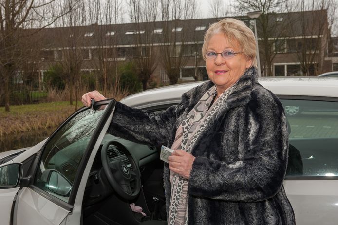 Mevrouw Wil van der Laan is 78 jaar en al 51 jaar lid van de ANWB, maar toen zij deze week langs de drukke A20 met een lekke band stond, kwam de ANWB haar niet helpen, omdat een lekke band verzekeringswerk zou zijn.