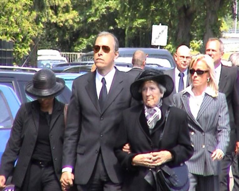 Bram Zeegers (met zonnebril) tijdens de begrafenis van Willem Endstra op 24 mei 2004. De ex-advocaat is dinsdagochtend onder verdachte omstandigheden overleden. (ANP, Starreporter.nl) Beeld 