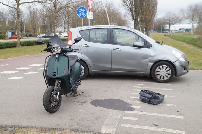 Een scooterrijder raakte donderdagmiddag gewond bij een botsing met een auto in Drunen.