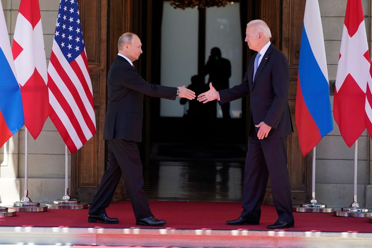 De Russische president Vladimir Poetin en de Amerikaanse president Joe Biden in Genève. Beeld AP