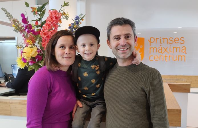 Zeb Lenaers (midden), moeder Anke, vader Chris, uit Weert. Zeb lijdt aan neuroblastoom