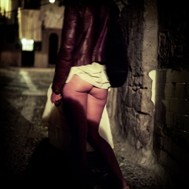 PALERMO. Italiaanse vrouw flirt op straat met de fotograaf. Beeld Bart Koetsier