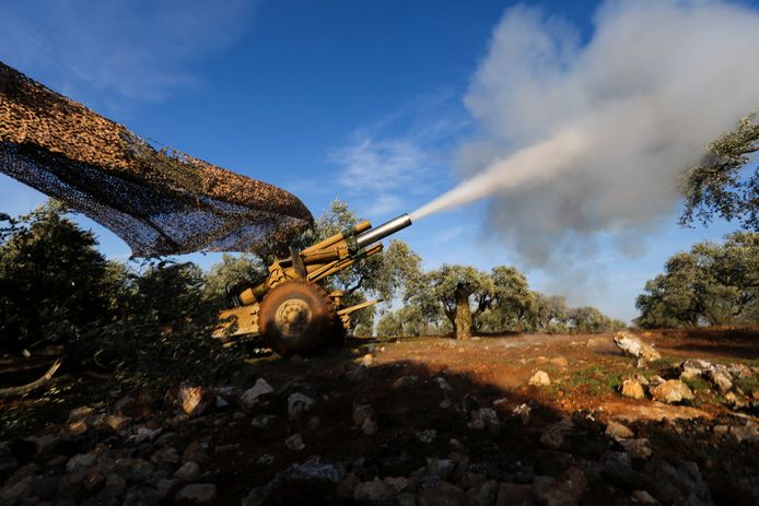 Door Turkije gesteunde rebellen vuren granaten af richting Syrische troepen in de provincie Idlib.