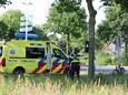 Op de beruchte rotonde van de Helmkruidlaan met de Baron van Sternbachlaan in Nijverdal is zaterdag aan het begin van de avond een fietser gewond geraakt.